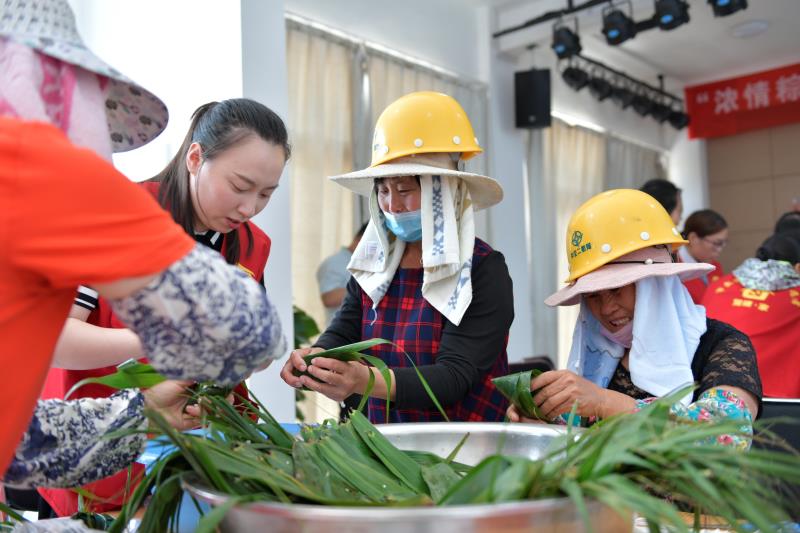 “浓情粽意，，，，，，，共享温暖”包粽子活动.jpg